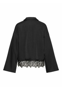 Svart bluse med krage, lange ermer og blonderkant nederst. Jevn tekstur med en avslappet passform.