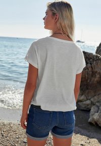 Next V-NECK BUBBLE HEM - REGULAR FIT - T-Shirt print - white