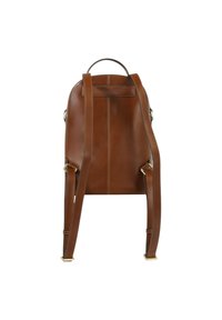 Zaino in pelle marrone con spallacci regolabili, manico superiore e dettagli di cucitura sottili, caratterizzato da una texture liscia e un design minimalista.