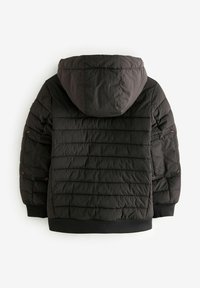 Giacca a vento nera con cappuccio, caratterizzata da una trama trapuntata, polsini a coste e dettagli arancioni sulle maniche. Vista posteriore mostrata.