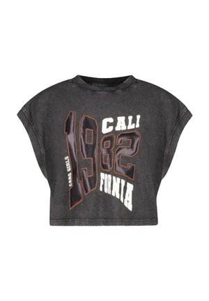 Grijze cropped t-shirt met korte mouwen, voorzien van grote witte en oranje tekst "1982 CALI FORNIA" op de voorkant in verschillende lettertypen en stijlen.