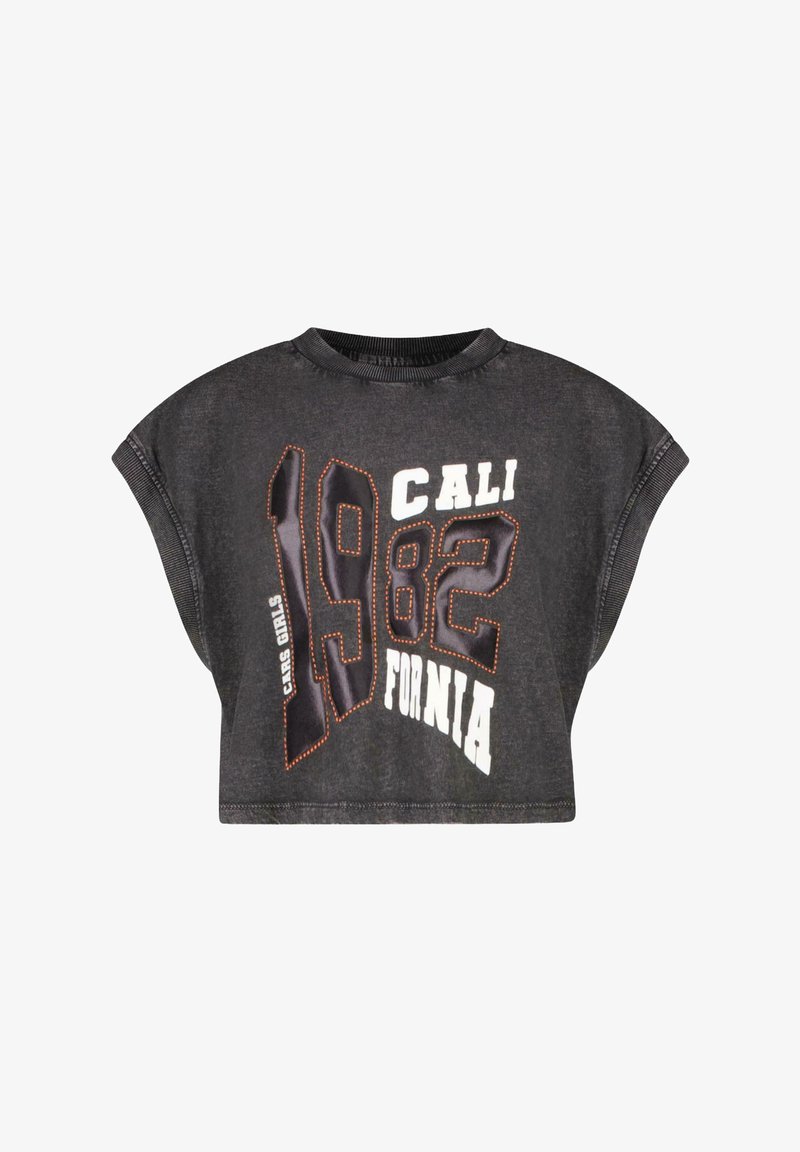 Grijze cropped t-shirt met korte mouwen, voorzien van grote witte en oranje tekst "1982 CALI FORNIA" op de voorkant in verschillende lettertypen en stijlen.