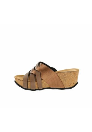 Sandalia cuña marrón con suela de corcho, suela exterior negra texturizada y múltiples tiras anchas de cuero cruzadas sobre el pie.