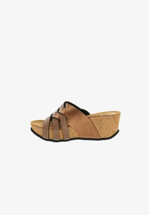 Sandalia cuña marrón con suela de corcho, suela exterior negra texturizada y múltiples tiras anchas de cuero cruzadas sobre el pie.