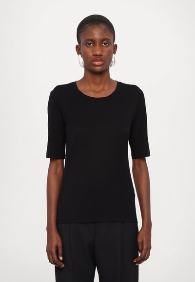 Schwarzes Kurzarmoberteil mit rundem Halsausschnitt, aus glattem Material gefertigt. Der Schnitt ist lässig und wird mit dunklen Hosen für einen monochromatischen Look kombiniert.