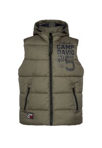 Gilet imbottito verde oliva con cappuccio, chiusura a zip, tasche laterali e dettaglio del logo stampato blu navy sul davanti. Texture trapuntata.