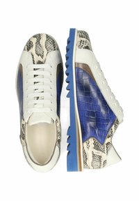 Sneakers con una base in pelle bianca, stampa a serpente testurizzata, dettagli blu e suola seghettata. Presentano un mix di materiali e colori vivaci.
