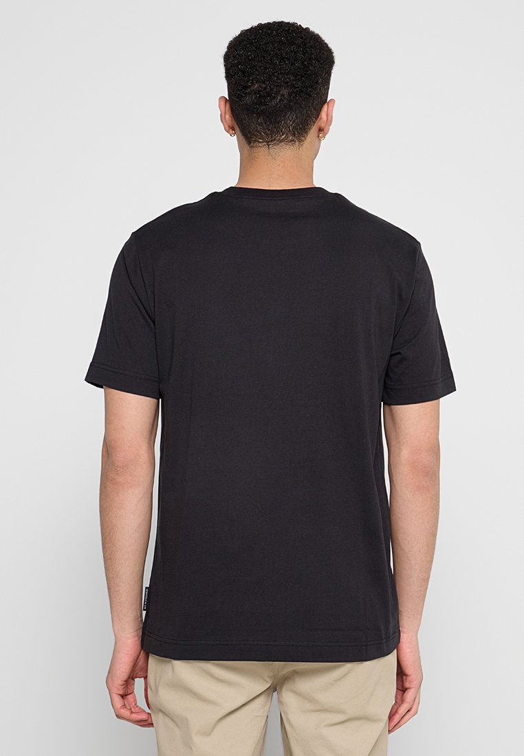 Koszulka z krótkim rękawem, czarna, z bawełny, z okrągłym dekoltem, bezszwowe ramiona i prosty dół; gładki design, bez wzorów czy akcentów.