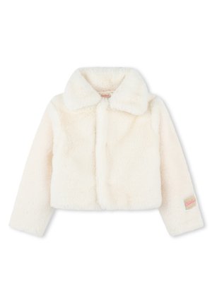 Chaqueta de piel sintética color crema con un cuello ancho, mangas largas y un pequeño parche en la manga izquierda cerca del puño.