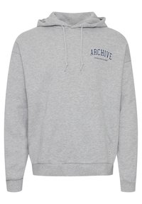 Sudadera gris hecha de una tela suave, con un bolsillo frontal, cordones ajustables y el texto "ARCHIVE" impreso con el año de establecimiento.