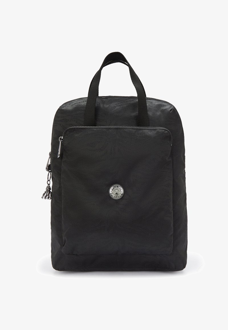 Svart ryggsäck med en strukturerad yta, som har en framfick med dragkedja, två handtag och en metallisk logotypdetalj på framsidan.