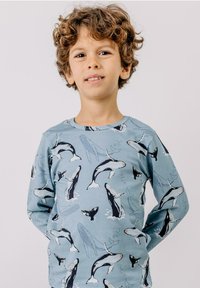 Langarm-Shirt in Blau mit Wal-Print in verschiedenen Positionen, mit weichem Material und rundem Ausschnitt.