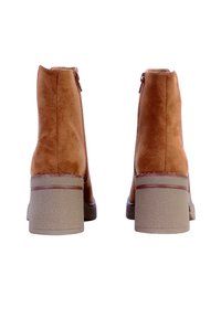 Divine Factory Enkellaarsjes met plateauzool - camel