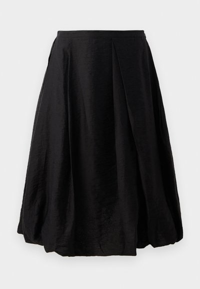 Μαύρη πλισέ φούστα φτιαγμένη από ελαφρύ, υφασμάτινο υλικό. Σχήμα Α-γραμμής με μήκος μέχρι τη μέση της γάμπας και κλείσιμο με φερμουάρ στο πλάι. Χωρίς ορατά σχέδια.