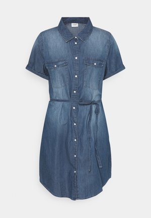 Denimhemdkleid mit kurzen Ärmeln, durchgehender Knopfleiste, zwei Brusttaschen und tailliertem Gürtel. Mit einem Farbverlauf von dunkelblau nach hellblau.