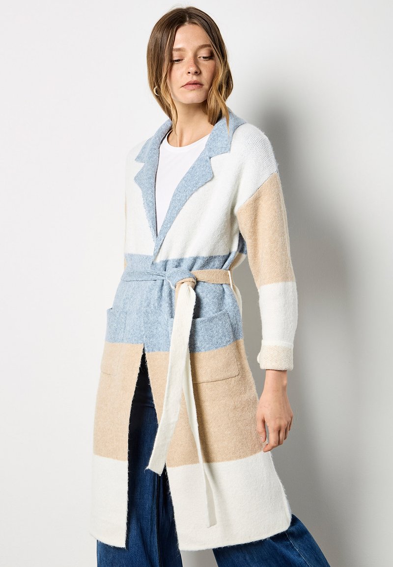 Cardigan lungo multicolore con una fantasia a righe in blu chiaro, beige e bianco. Realizzato in materiale morbido, presenta una cintura e due tasche frontali.