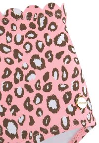 Le tissu du maillot de bain rose présente un motif léopard avec des taches brunes et blanches. Les bords festonnés en haut et un logo doré "LASCANA" ajoutent une touche d'élégance.
