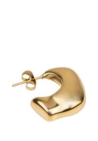 Guldmetal ørering med et glat, abstrakt design, der har en rund form og en stiftbaggrund. Skinnende overflade med minimal tekstur.