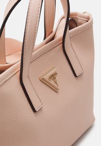 Guess LATONA MINI TOTE SET - Håndtasker - light peach