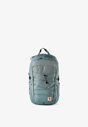 Sac à dos bleu-vert avec plusieurs compartiments zippés, cordons élastiques à l'avant, poches latérales et une poignée de transport supérieure.