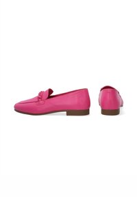 Roze leren instappers met een platte bruine zool, voorzien van een decoratieve gevlochten accent aan de voorkant en een gladde, matte afwerking.