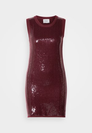 Burgunderfarvet ærmeløs kjole med en tætsiddende pasform, lavet af et tekstureret stof dekoreret med palietter, der reflekterer lys.