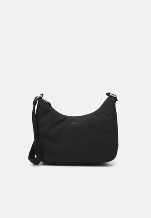 Czarna torba na ramię Levi's z regulowanym paskiem i zamknięciem na zamek błyskawiczny na jednolitym jasnym tle.