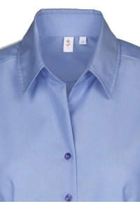 Ljusblå skjorta med knappar och spetskrage, utrustad med lila knappar och en blommig etikett, tillverkad av slät, vävd tyg.