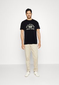 Tommy Hilfiger MONOTYPE COLLEGIATE TEE - Triko s potiskem - desert sky