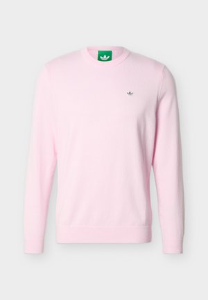 Hanorac roz pal cu mâneci lungi și gât rotund, cu logo mic Adidas trefoil alb-negru pe piept și etichetă verde cu logo în interiorul gulerului.