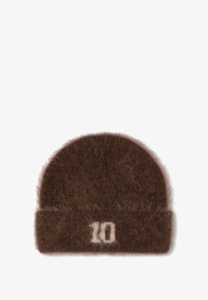 Braune Strickmütze aus flauschigem Material, mit umgeschlagenem Rand und weißer "10" bestickter Verzierung. Abgerundete Oberseite und weiche Textur.