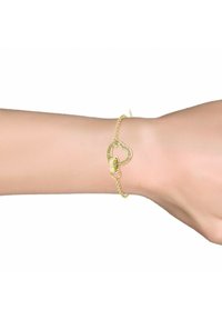 Bracciale in metallo dorato con un charm a forma di cuore caratterizzato da un design a lucchetto, accentuato da gemme trasparenti, su una delicata catena.