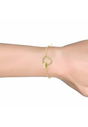 Goldfarbener Metallarmreif mit einem herzförmigen Anhänger, der ein Vorhängeschlossdesign zeigt, akzentuiert mit klaren Edelsteinen, an einer zarten Kette.