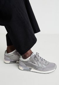 BRIT  - Baskets basses - middle grey
