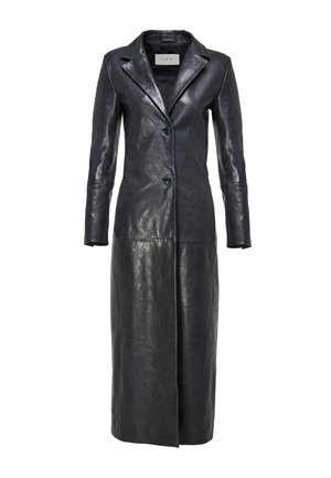 Langer schwarzer Ledermantel mit eingekerbtem Reverskragen, zwei vorderen Knöpfen und langen Ärmeln, der unterhalb des Knies endet.