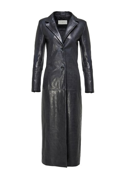 Long manteau en cuir noir avec col à revers cranté, deux boutons à l'avant et manches longues, s'étendant sous le genou.