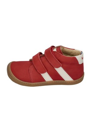 Roter Kinderschuh aus Leder mit zwei weißen Streifen, doppelten Klettverschlüssen, beigem Innenfutter und brauner Gummisohle.