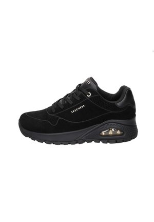 Schwarze Sport-Sneaker aus Wildleder und Mesh-Materialien, mit einer dicken Gummisohle, Schnürdesign und einem sichtbaren Luftpolster.
