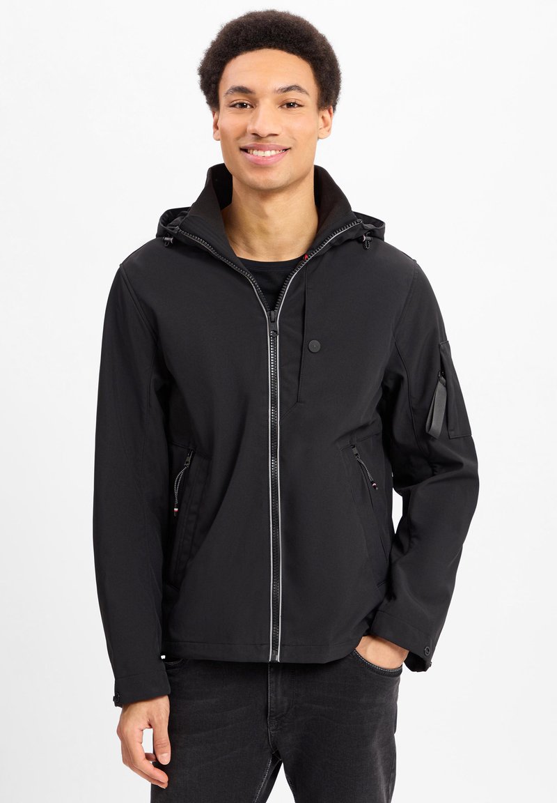 Zwarte zip-up jas met een capuchon, twee zijzakken en een extra armzak. Glad materiaal en relaxed fit ontwerp.