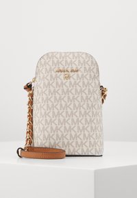 Malá béžová crossbody taška Michael Kors s opakujícím se vzorem MK, zlatým logem a hnědým koženým popruhem se zlatými řetízky.