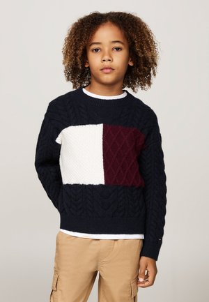 Maglione a maglia colore navy con un design a blocchi testurizzati in bianco e bordeaux sulla parte anteriore. Maniche lunghe e collo rotondo classico.