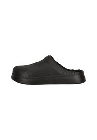Zwarte instapklompen met een gestructureerd oppervlak en een zachte fleece voering, ontworpen voor comfort en warmte binnenshuis.