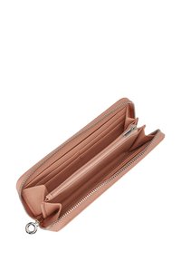 Vaaleanpunainen nahkalompakko, jossa on vetoketjukiinnitys, useita korttipaikkoja ja keskeinen kolikkotasku. Sileä pinta ja vahvistettu ompelu.