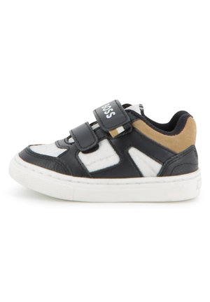 Sneaker per bambino piccolo nei colori nero, bianco e marrone chiaro, con due strap a strappo, logo "BOSS" sulla fascia superiore e suola in gomma bianca, su uno sfondo bianco.