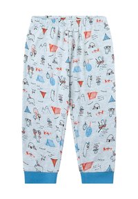 Pantalones infantiles gris claro con puños azules, con garabatos en rojo, azul y negro de temática de camping que incluyen tiendas, animales, árboles y botes.