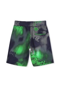 Shorts de bain verts et noirs avec un motif abstrait, présentant une petite poche arrière et des graphiques de logo à l'avant et à l'arrière.