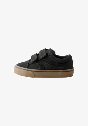 Czarny dziecięcy sneaker z dwoma paskami na rzep i brązową gumową podeszwą, przedstawiony z profilu na białym tle.