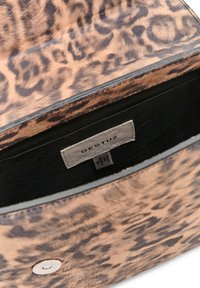 Leopardmønstret veske i beige og svart skinn. Har magnetlukking og innvendig merke. Teksturet overflate med myke, glatte detaljer.