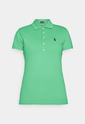 Vihreä pique-paita, joka on valmistettu puuvillasta ja jossa on klassinen kaulus, kolme nappia edessä ja brodeerattu logo rinnassa. Lyhyet hihat.