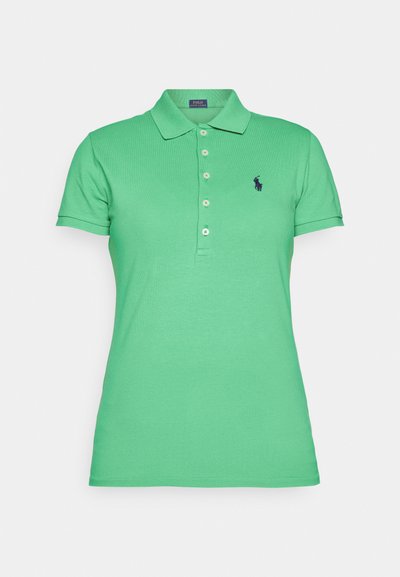 Zaļš polo krekls, kas izgatavots no kokvilnas, ar klasisku apkakli, trīs pogu slēgšanu un izšūtu logotipu uz krūtīm. Īsas piedurknes.